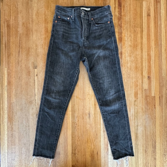 Levi’s Wedgie Skinny Jeans Size 28 Washed Black Raw Hem - Picture 8 of 9